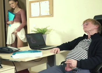 Pilla a su viejo jefe haciéndose una paja en la oficina