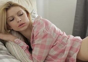 Despierta de la siesta a su novia con una buena follada