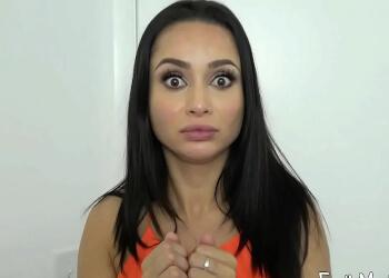 Mi madrastra es una golfa con unas tetas que me tiene enamorado