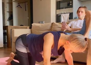 Se le pone muy dura al ver a su mejor amiga haciendo yoga en leggins